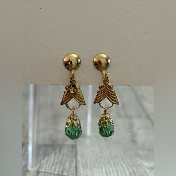 Vintage Gold Plated Faceted Green Crystal Screw Back Earrings - Picture 2 of 3